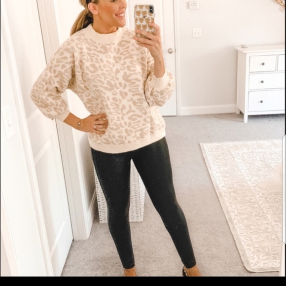 Goodnight Macaroon crewneck leopard print sweater - Picture 2 of 13